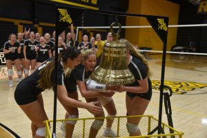 https://www.missouriwestern.edu/magazine/wp-content/uploads/sites/133/2020/01/Seniors-Ringing-Bell-scaled.jpg